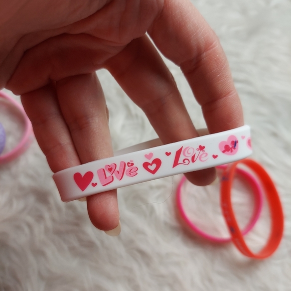 🍓 5/$5 • Cat & Jack Valentine's Rubber Wrist Bands - Picture 4 of 6